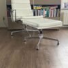 Vitra Eames EA 216 fauteuil met EA 223 hocker , wit leer