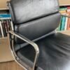 2 Vitra Eames EA 217, chroom, zwart leder - Afbeelding 3