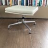 Vitra EA 223 hocker, wit leder