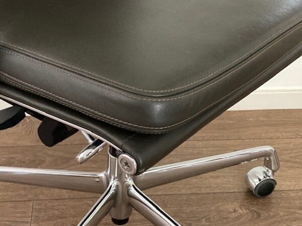 2 Vitra Eames EA 219 , chroom, premium bruin leder - Afbeelding 4