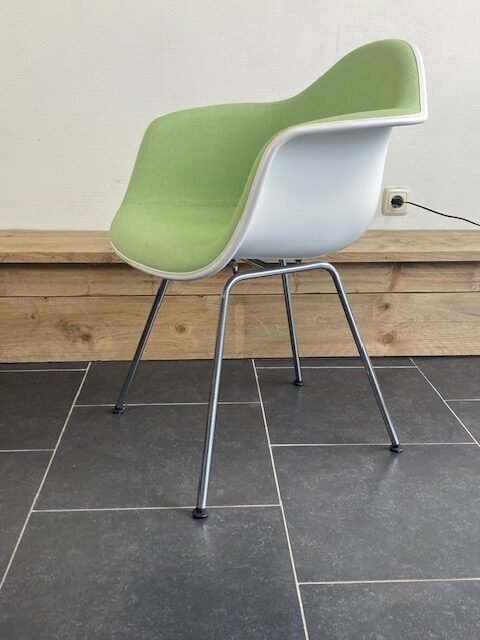 Zes Vitra Eames DAL, volledig bekleed