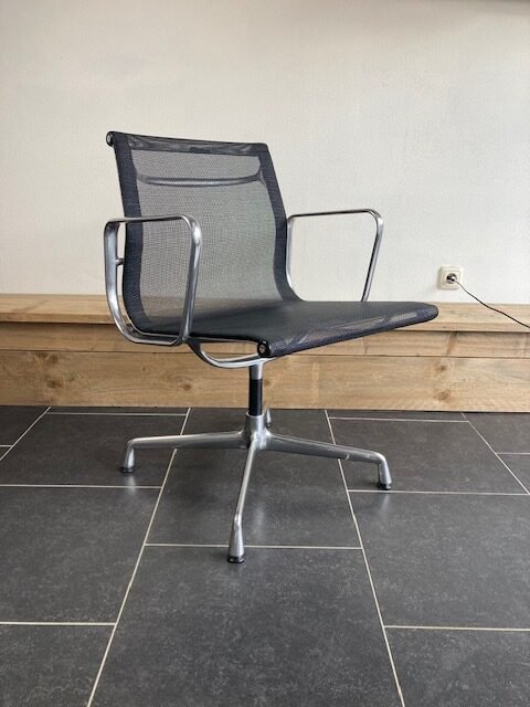 9 Vitra Eames stoelen, aluminium, zwart netweave - Afbeelding 2