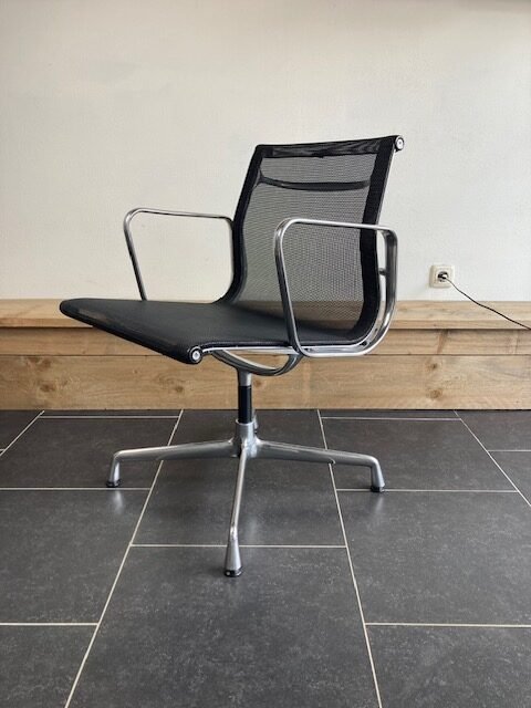 9 Vitra Eames stoelen, aluminium, zwart netweave