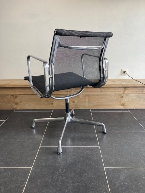 9 Vitra Eames stoelen, aluminium, zwart netweave - Afbeelding 3