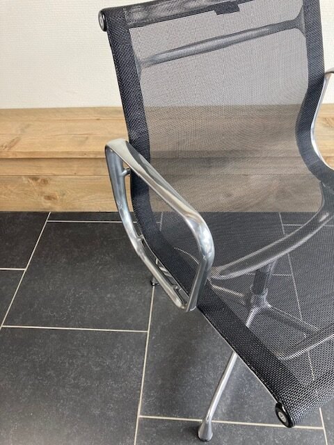 9 Vitra Eames stoelen, aluminium, zwart netweave - Afbeelding 4