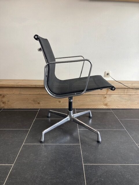 9 Vitra Eames stoelen, aluminium, zwart netweave - Afbeelding 6
