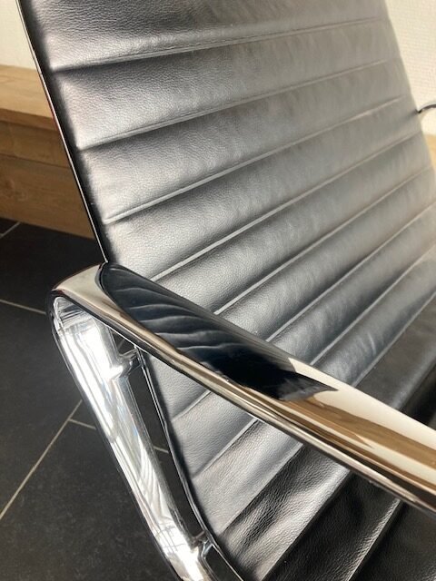 Vitra Eames EA 124 fauteuil , chroom, zwart leer - Afbeelding 3