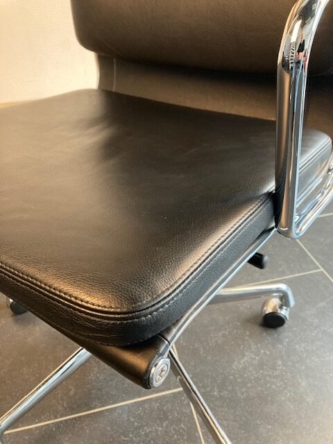 3 Vitra Eames EA219 bureaustoelen, chroom, zwart leder - Afbeelding 4