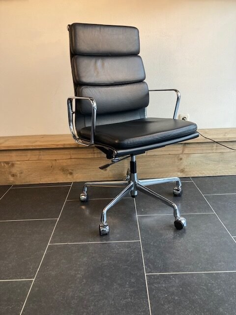 3 Vitra Eames EA219 bureaustoelen, chroom, zwart leder
