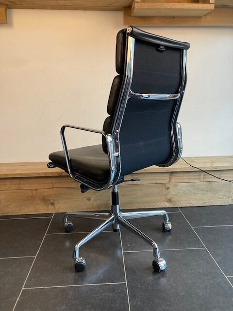 3 Vitra Eames EA219 bureaustoelen, chroom, zwart leder - Afbeelding 3