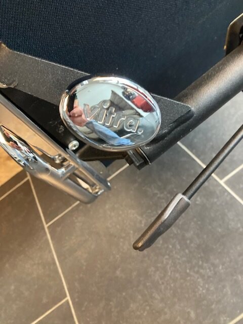 3 Vitra Eames EA219 bureaustoelen, chroom, zwart leder - Afbeelding 7