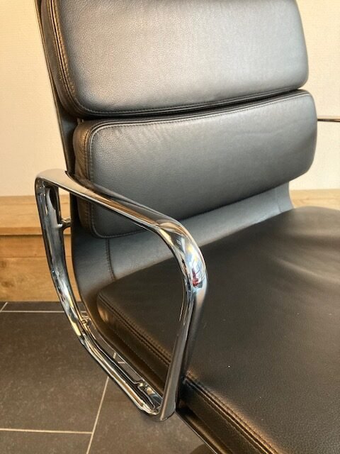 3 Vitra Eames EA219 bureaustoelen, chroom, zwart leder - Afbeelding 5