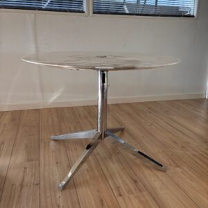 Florence Knoll tafel, marmer Calcatta, diameter 99 cm.