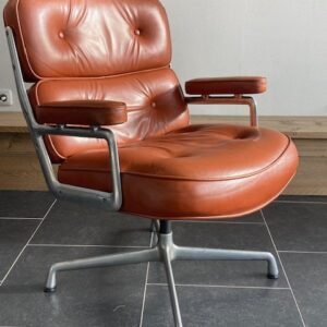Twee Herman Miller Eames Lobby Chairs, cognac leder