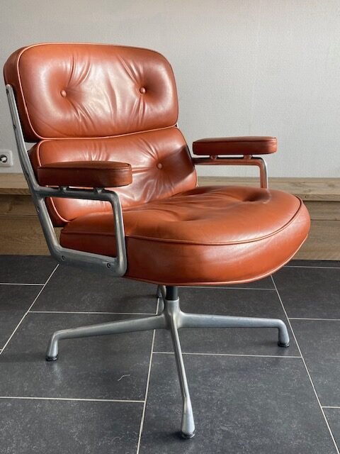 Twee Herman Miller Eames Lobby Chairs, cognac leder