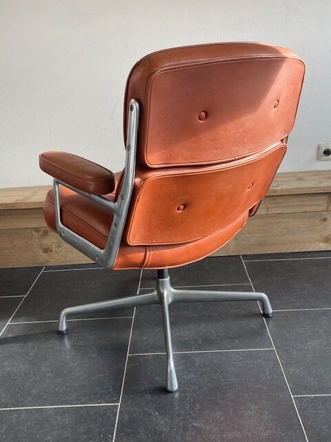 Twee Herman Miller Eames Lobby Chairs, cognac leder - Afbeelding 5