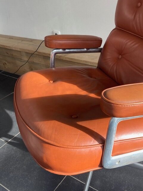 Twee Herman Miller Eames Lobby Chairs, cognac leder - Afbeelding 6