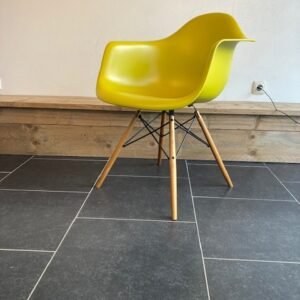 Vier Vitra Eames DAW , esdoorn goud, mosterd