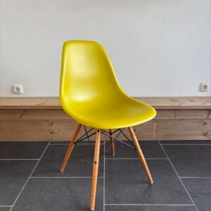 8 Vitra Eames DSW stoelen, esdoorn goud, mosterd