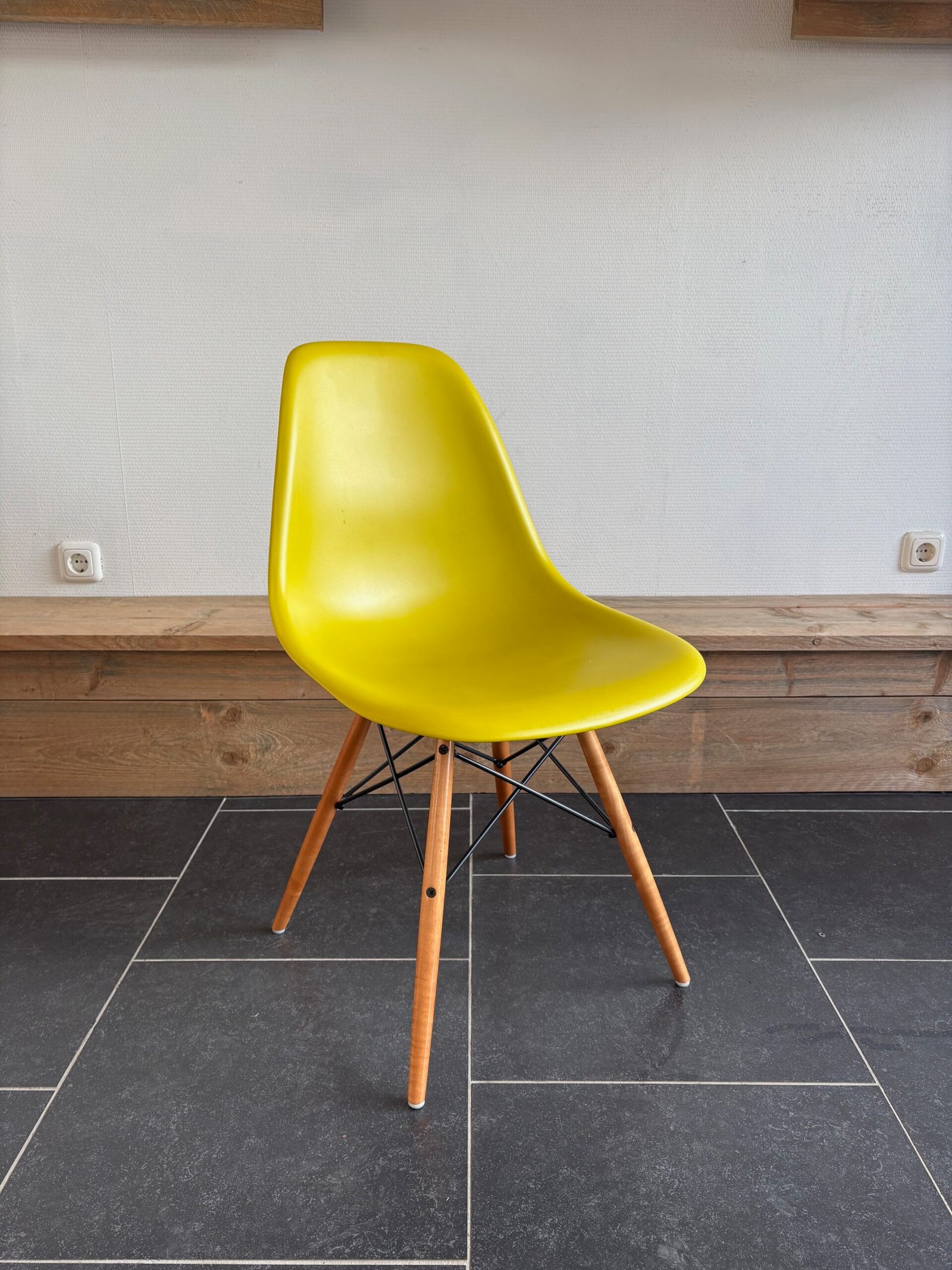 8 Vitra Eames DSW stoelen, esdoorn goud, mosterd