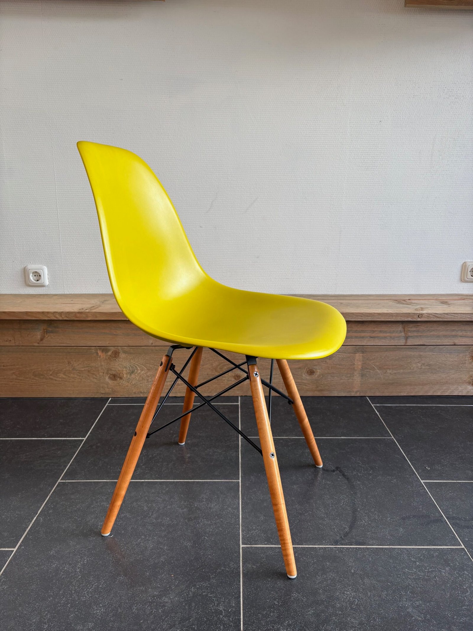 8 Vitra Eames DSW stoelen, esdoorn goud, mosterd - Afbeelding 3