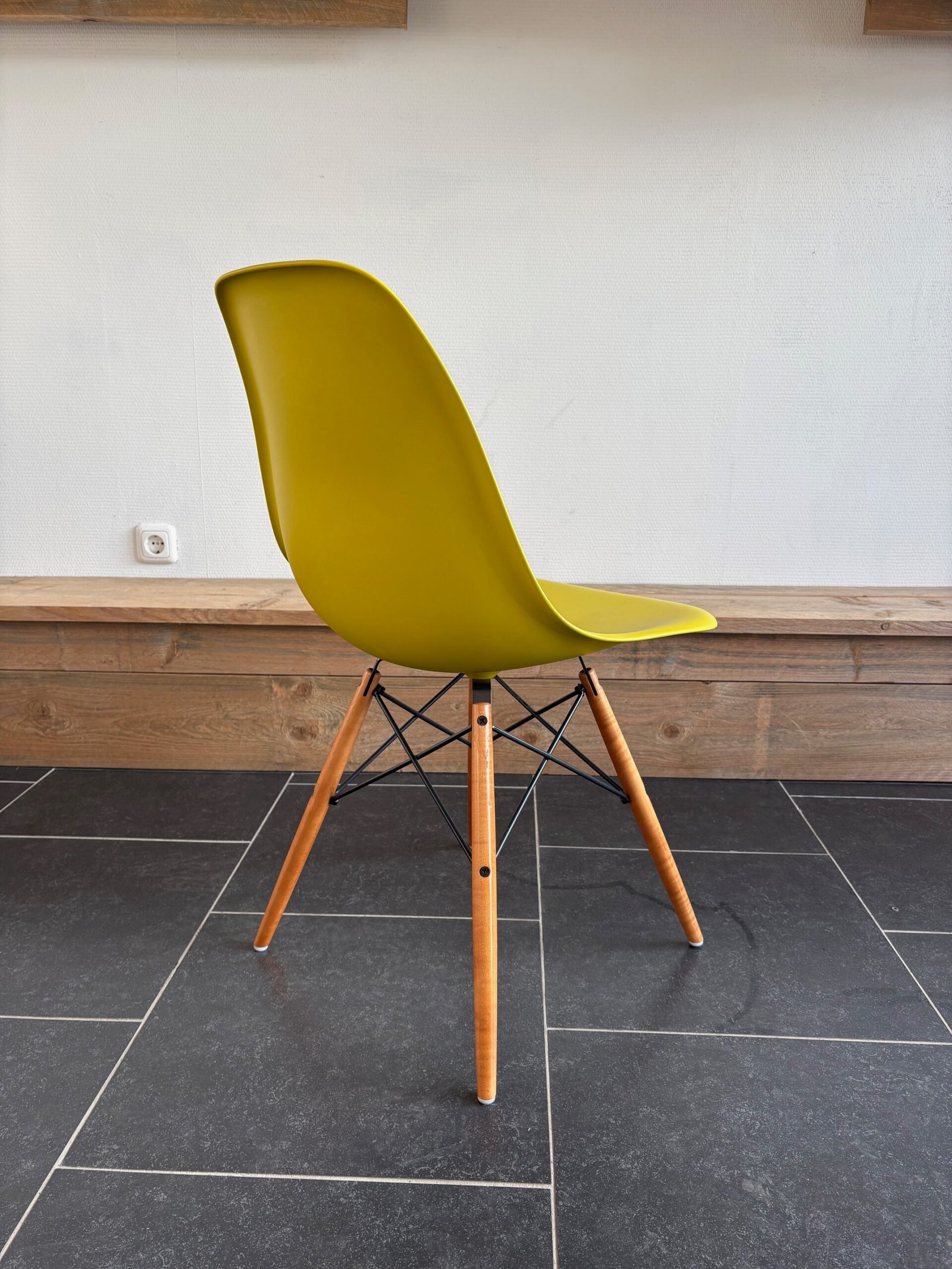 8 Vitra Eames DSW stoelen, esdoorn goud, mosterd - Afbeelding 4