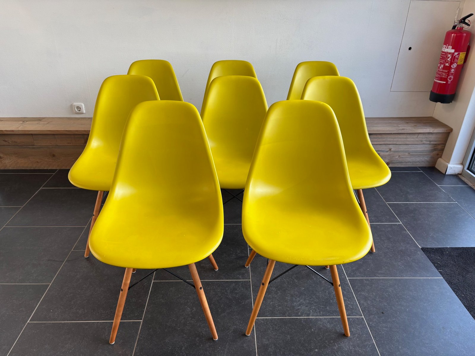 8 Vitra Eames DSW stoelen, esdoorn goud, mosterd - Afbeelding 2