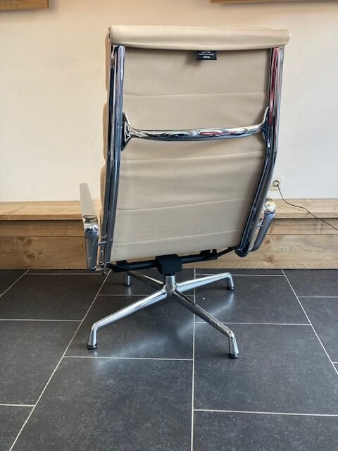 Vitra Eames EA 222 fauteuil, chroom , volleder, december 2024 - Afbeelding 4