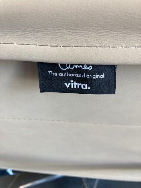 Vitra Eames EA 222 fauteuil, chroom , volleder, december 2024 - Afbeelding 5