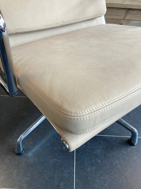 Vitra Eames EA 222 fauteuil, chroom , volleder, december 2024 - Afbeelding 7