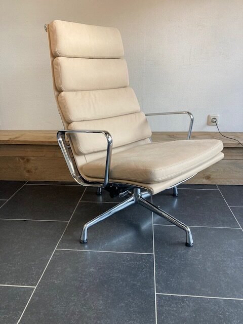 Vitra Eames EA 222 fauteuil, chroom , volleder, december 2024 - Afbeelding 2