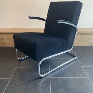 Twee Gispen 405 fauteuils, chroom, nieuwe zwarte ribstof