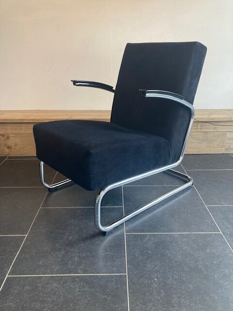 Twee Gispen 405 fauteuils, chroom, nieuwe zwarte ribstof