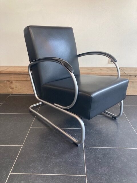 Gispen 407 fauteuil, zijdemat frame, zwart leder