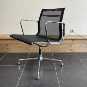 9 Vitra Eames EA 108 stoelen, aluminium, zwart netweave