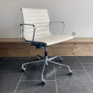 3 Vitra Eames EA 117 bureaustoelen, chroom, wit leder