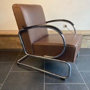 Twee Gispen 407 fauteuils, chroom, donkerbruin leder