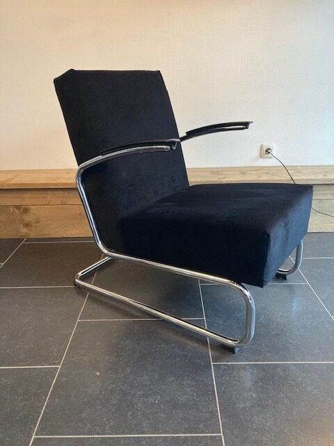 2 Gispen 405 fauteuils, chroom, nieuwe zwarte ribstof