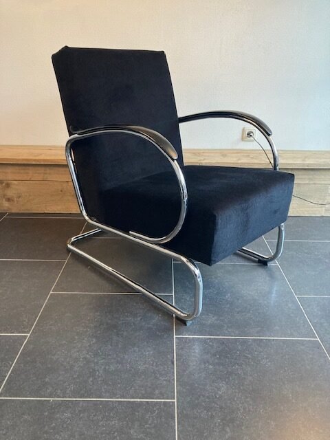 2 Gispen 407 fauteuils, chroom, nieuwe zwarte ribstof