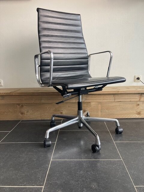 Vitra Eames EA 119 bureaustoel, aluminium, zwart leder