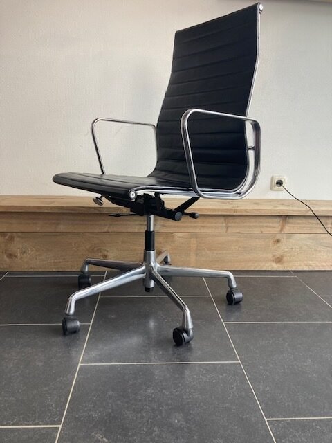 Vitra Eames EA 119 bureaustoel, aluminium, zwart leder - Afbeelding 2