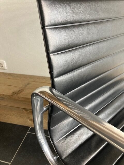 Vitra Eames EA 119 bureaustoel, aluminium, zwart leder - Afbeelding 3