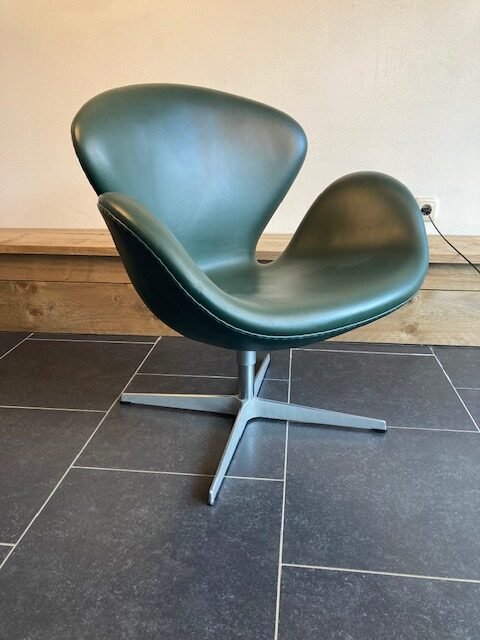 Fritz Hansen , Arne Jacobsen swan Chair, donkergroen leder