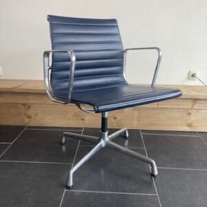 3 Vitra Eames EA 108 stoelen, aluminium, donkerblauw leder