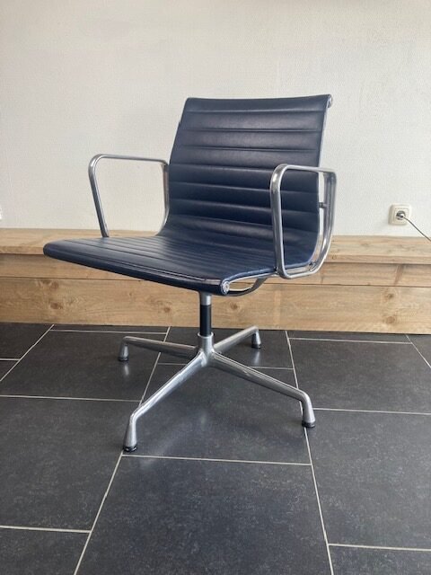 3 Vitra Eames EA 108 stoelen, aluminium, donkerblauw leder - Afbeelding 2