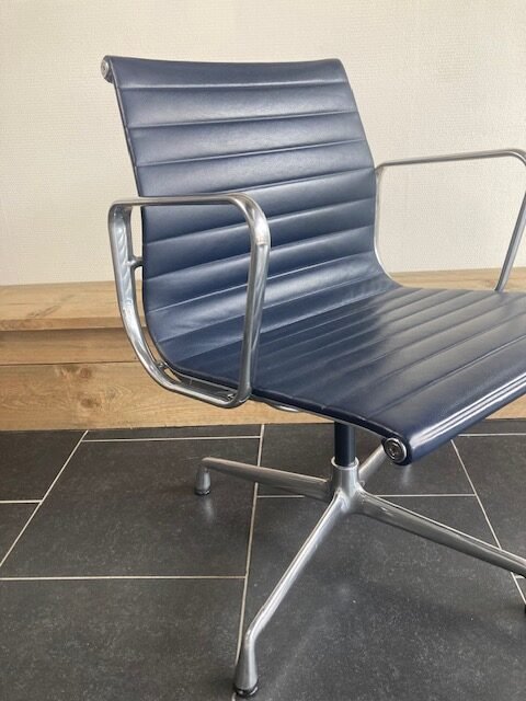 3 Vitra Eames EA 108 stoelen, aluminium, donkerblauw leder - Afbeelding 4
