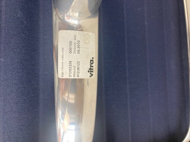 3 Vitra Eames EA 108 stoelen, aluminium, donkerblauw leder - Afbeelding 5