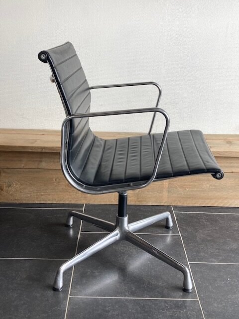2 Vitra Eames EA108, aluminium, zwart leder - Afbeelding 2