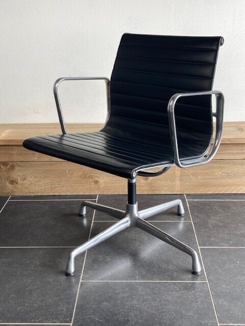 2 Vitra Eames EA108, aluminium, zwart leder - Afbeelding 3