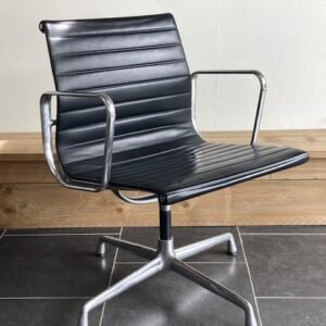 2 Vitra Eames EA108, aluminium, zwart leder